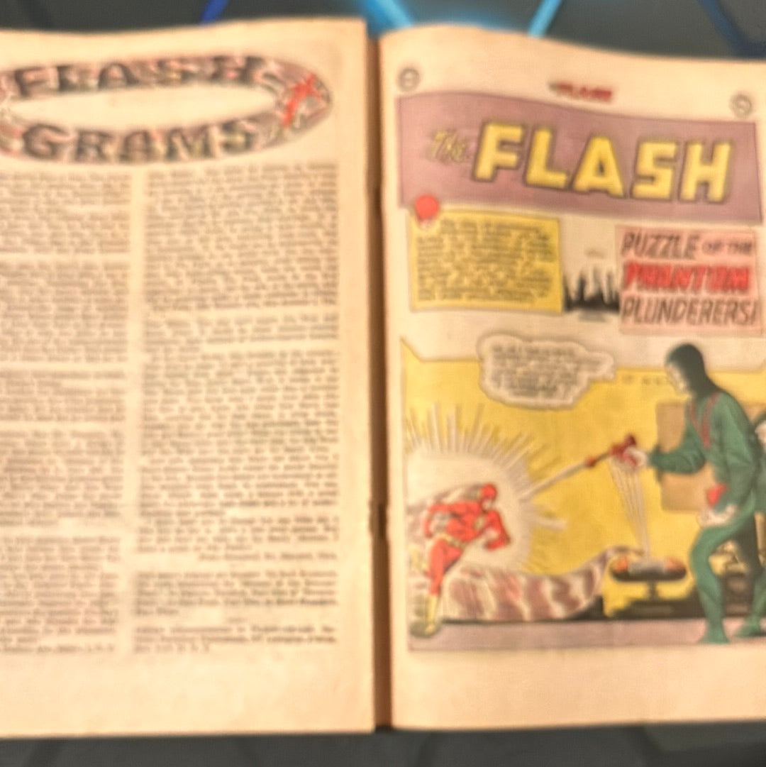 THE FLASH #142 GD centre page detached