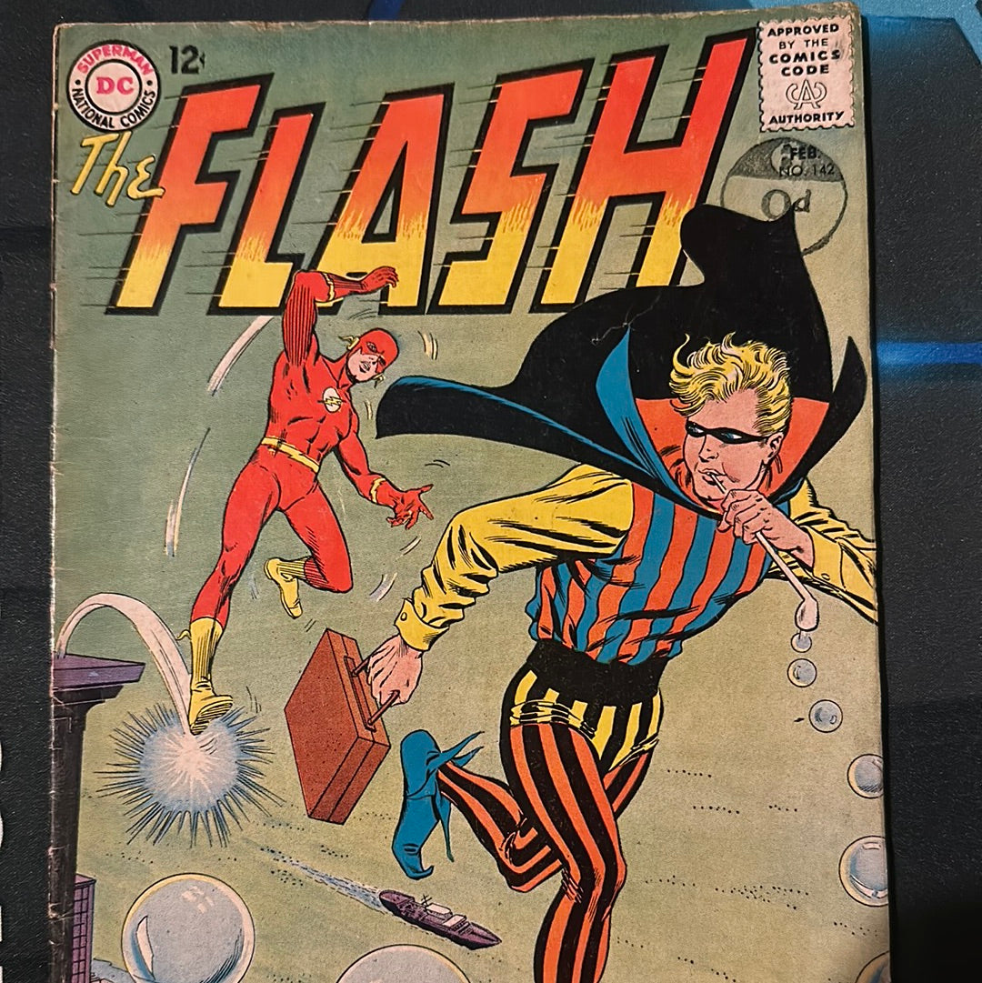 THE FLASH #142 GD centre page detached