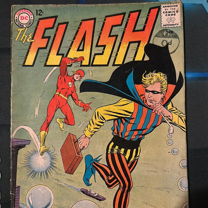 THE FLASH #142 GD centre page detached